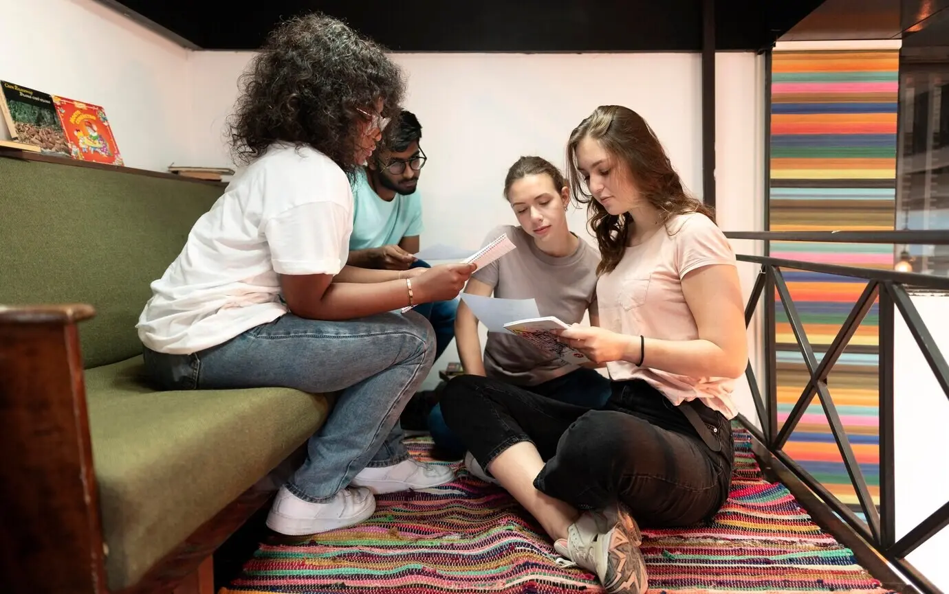 Kommilitonen, die gemeinsam lernen