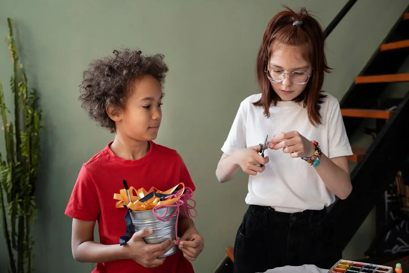 Junge Kinder basteln ein DIY-Projekt aus upgecycelten Materialien.