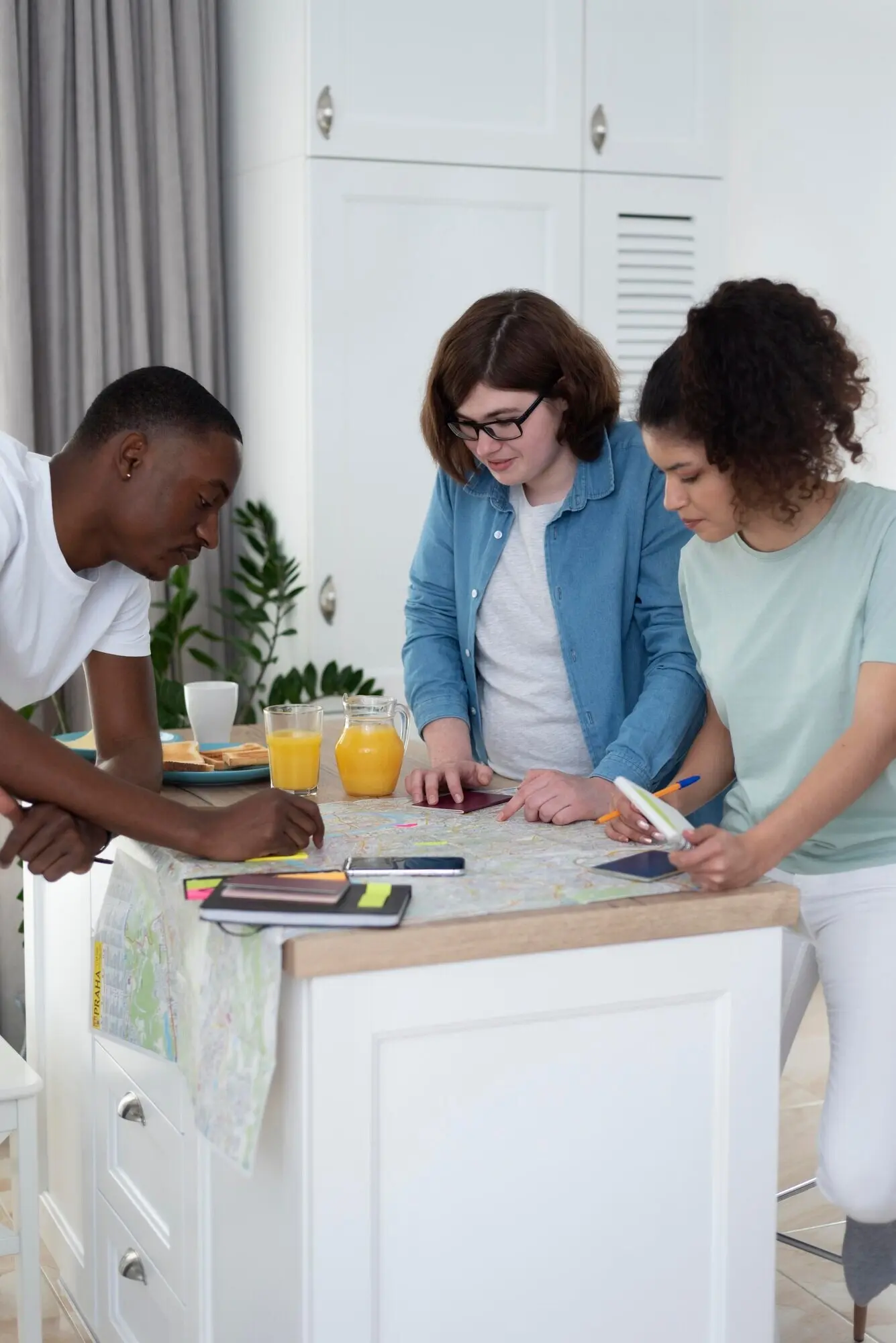 Eine Gruppe von Freunden plant beim Frühstück eine Reise.