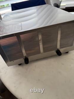 Wisco Industries Model 425C Commercial Pizza Oven withDigital Controls NWOB